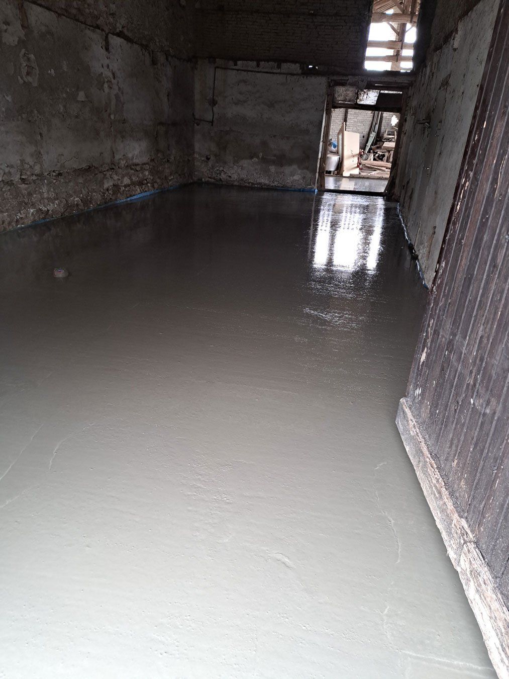 Sous-sol avec une dalle en béton fraîchement coulée