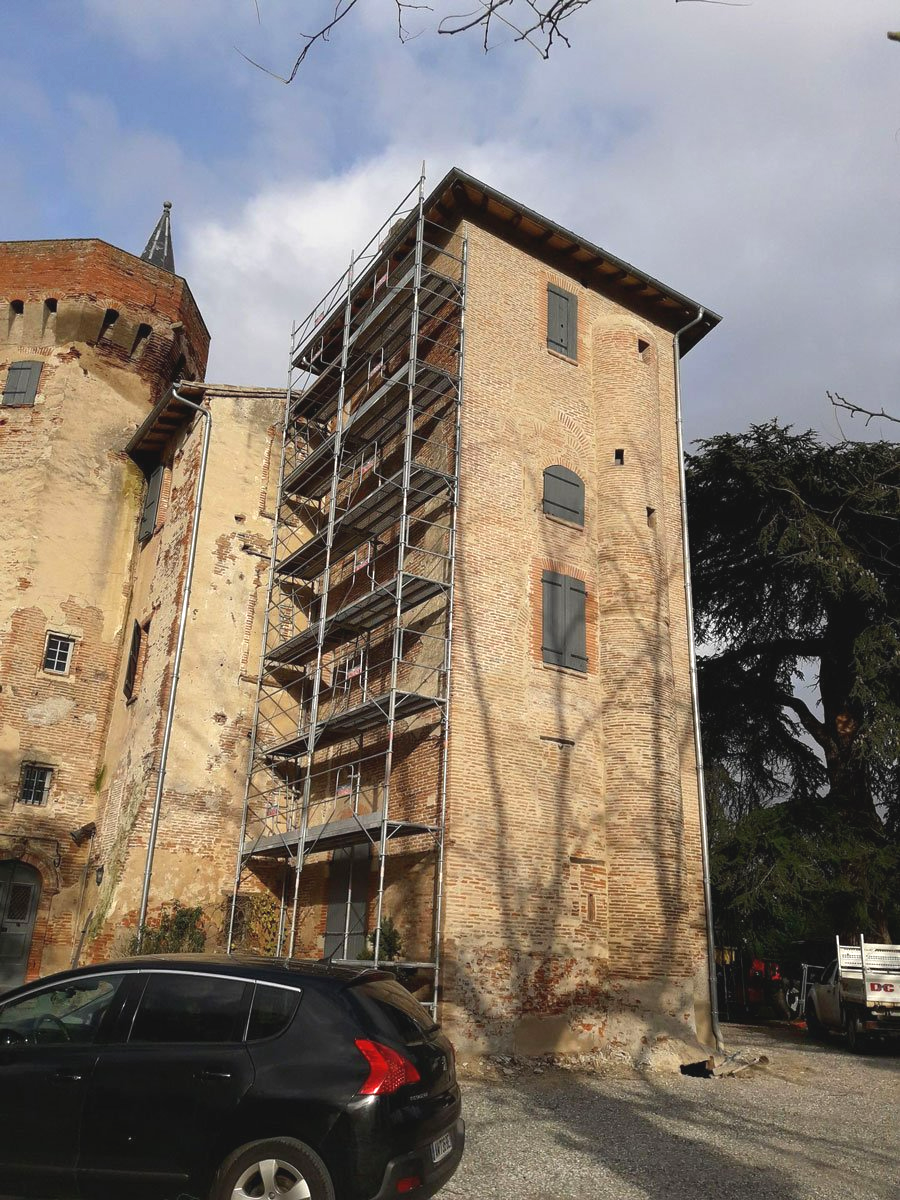 Donjon d'un bâtiment historique avec un échafaudage