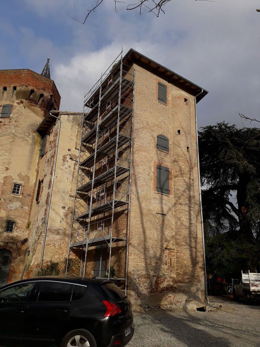 Donjon avec un échafaudage en pleine rénovation