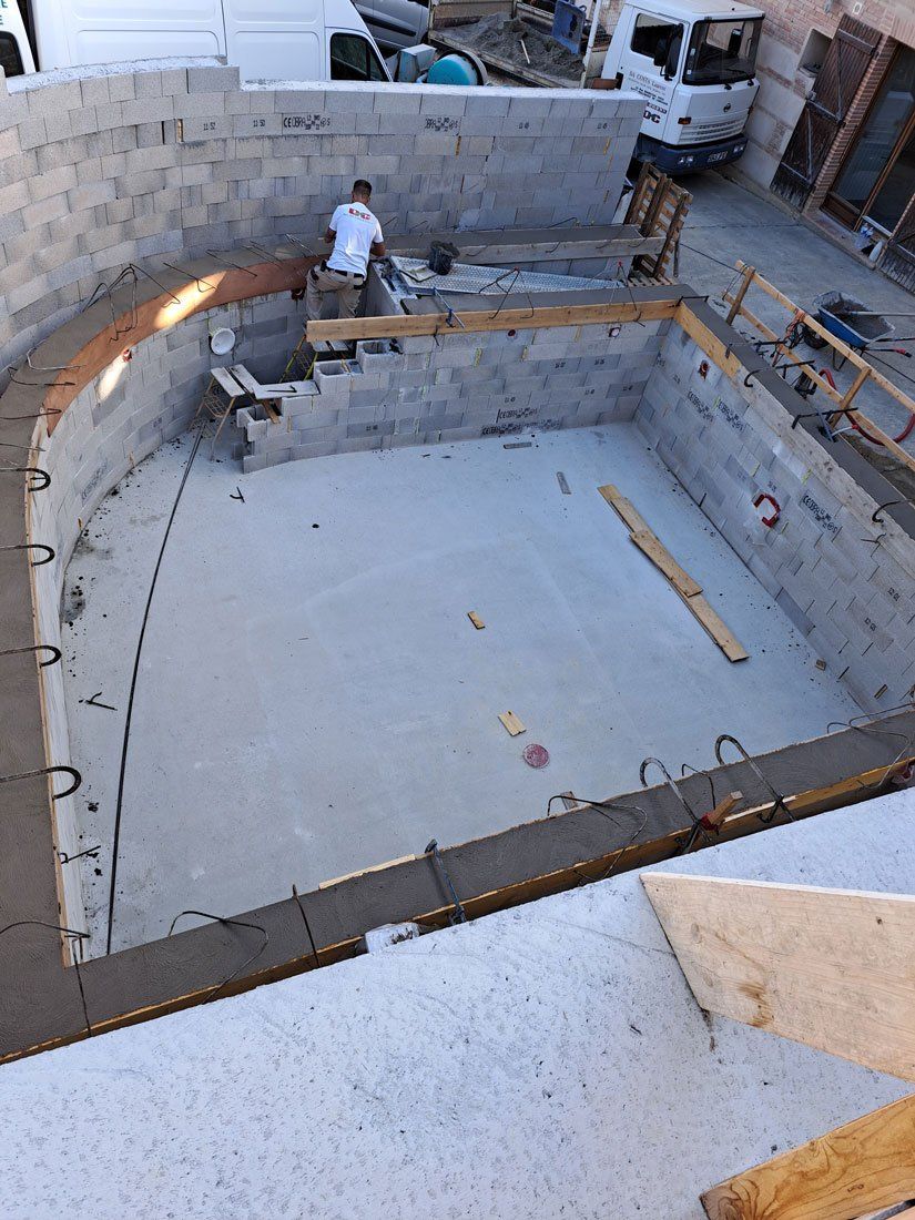 Professionnel de la maçonnerie construisant une pièce supplémentaire