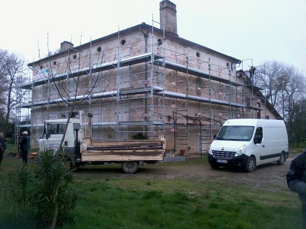 Façade d'un bâtiment et 2 véhicules de la SARL DA COSTA Frères