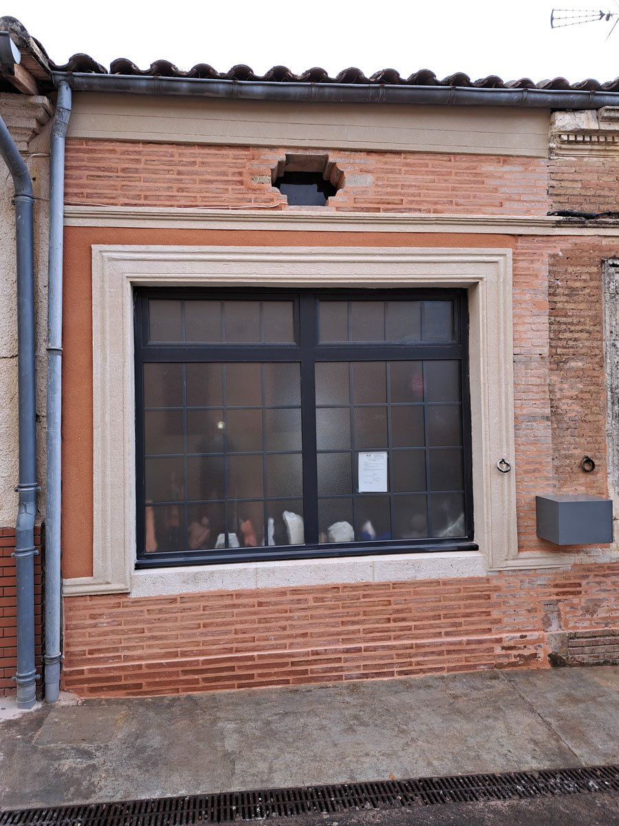 Fenêtre d'atelier d'un bâtiment en briques