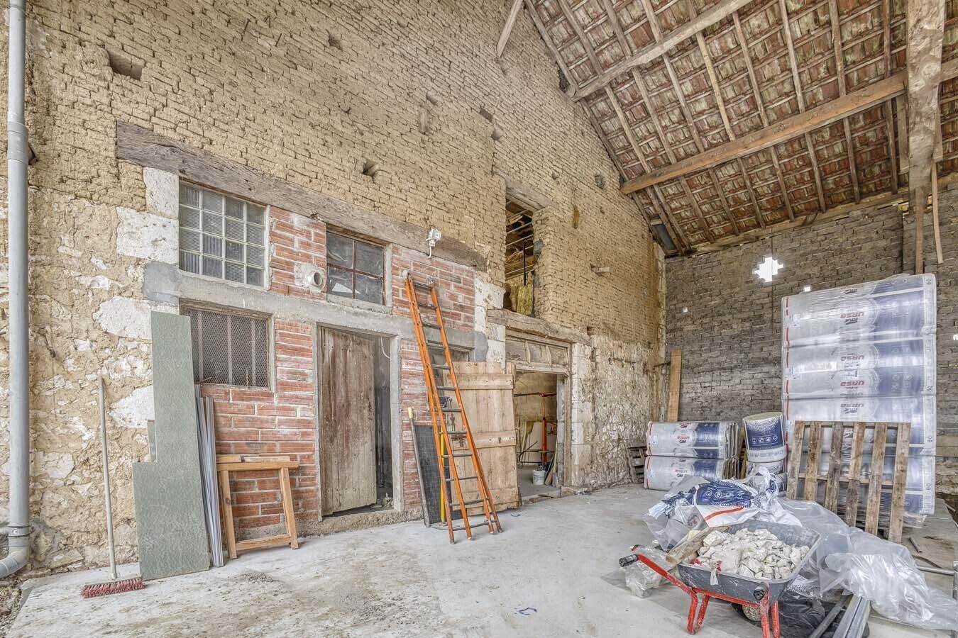 Intérieur d'un vieux bâtiment en pierre subissant des travaux