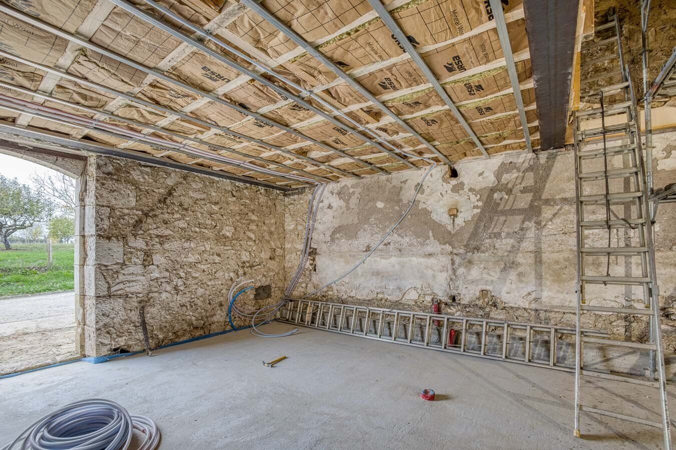 Tour ancienne et échafaudage