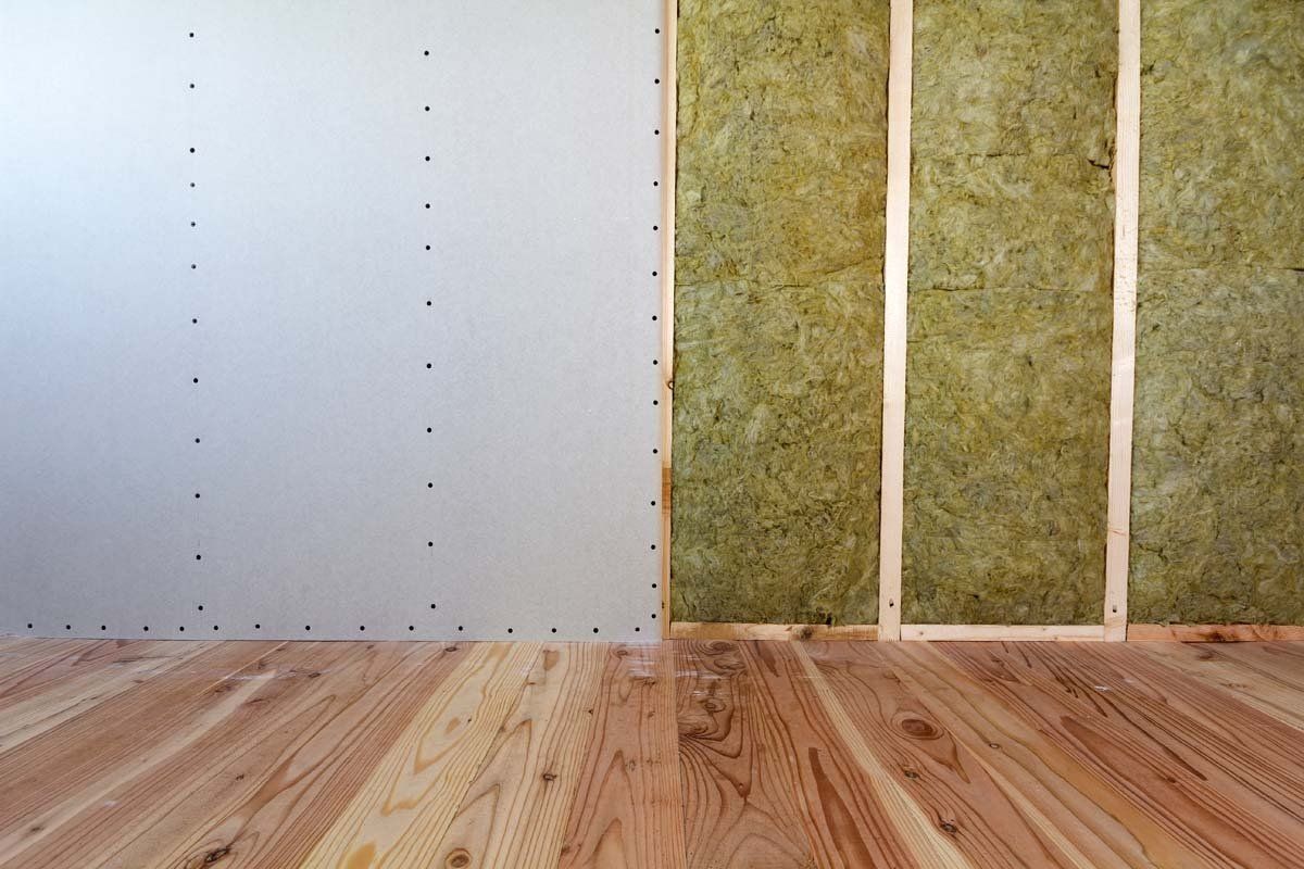 Cloison en bois avec mousse isolante