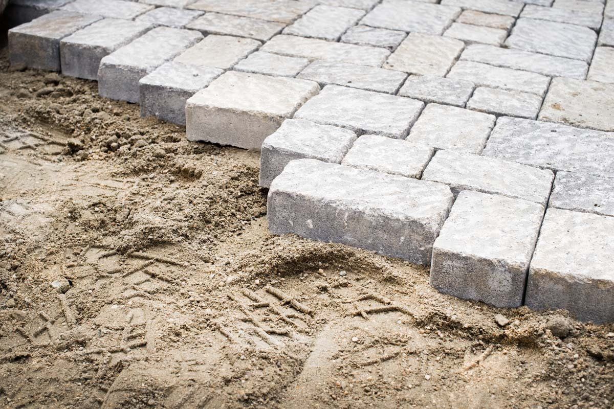 Pavés sur terrain en terre