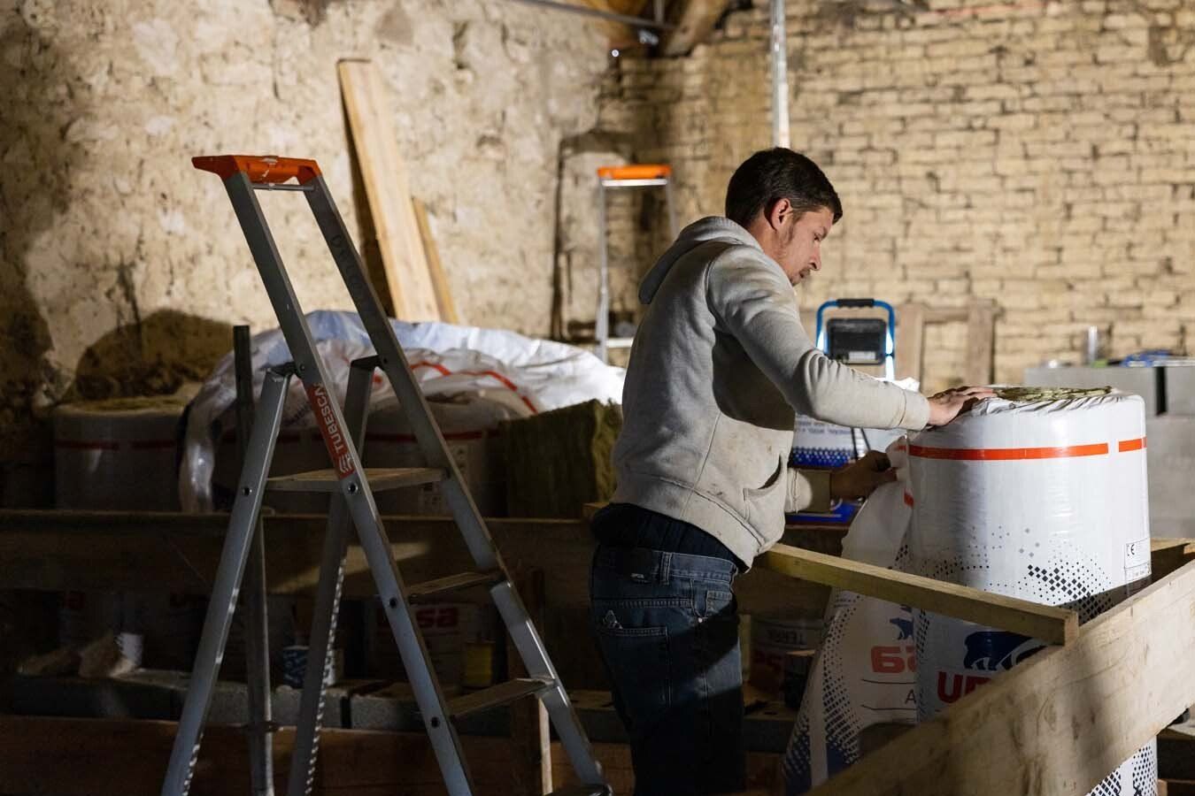 Professionnel ouvrant de la mousse isolante