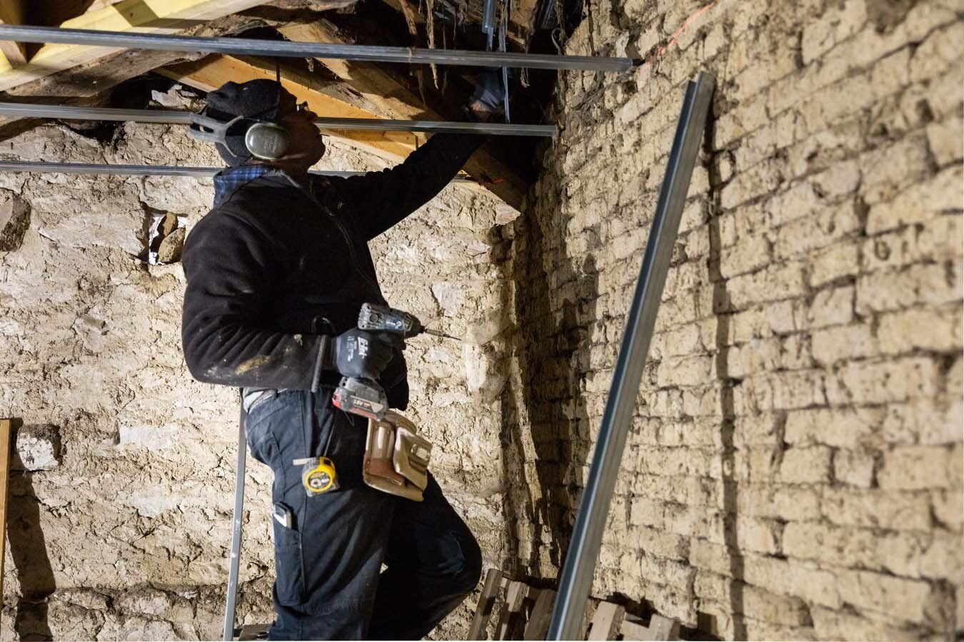 Professionnel avec une perceuse à la main