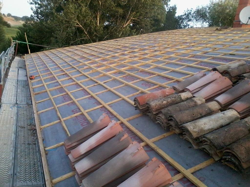 Toiture en tuiles en cours d'installation