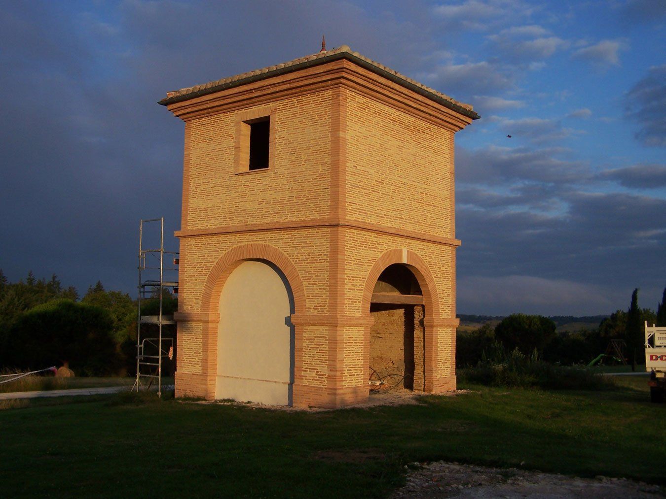 Tour ancienne et échafaudage