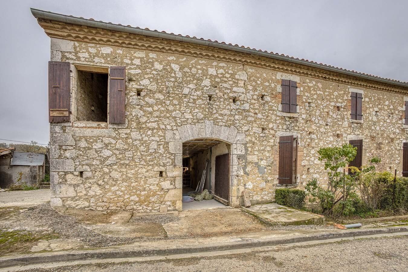 Façade d'un vieux bâtiment en pierre