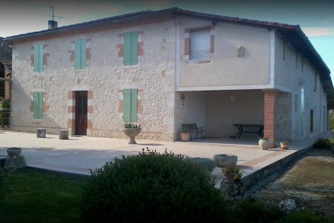 Maison à la façade blanche après un ravalement