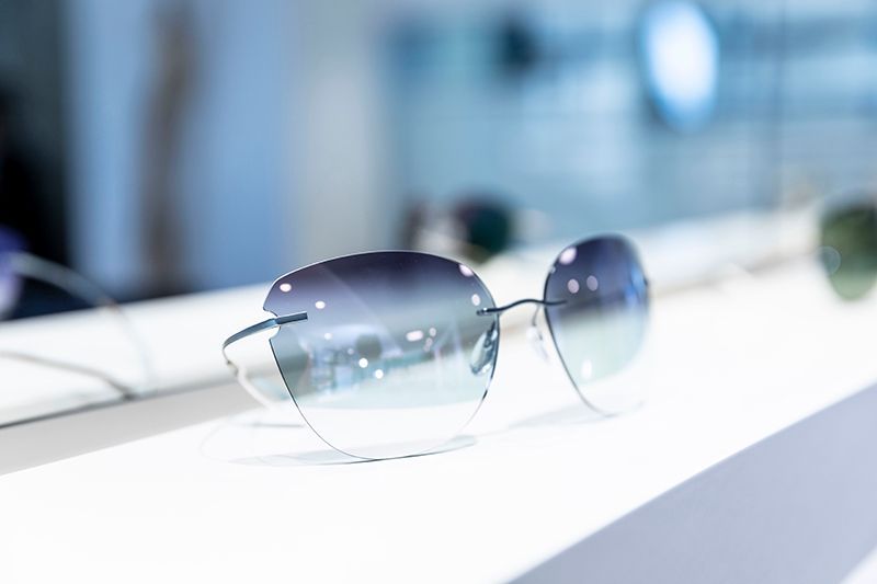 Brille mit getönten Gläsern