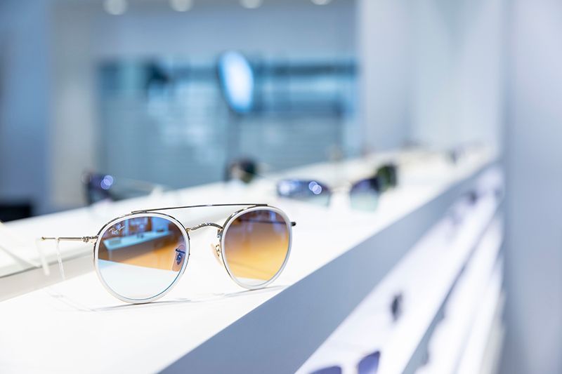 Brille mit getönten Gläsern in warmem Farbton