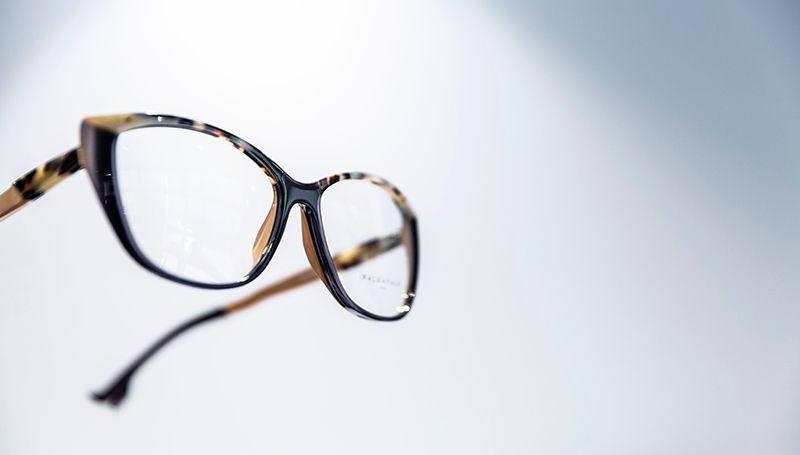 Brille mit dunklem Brillengestell