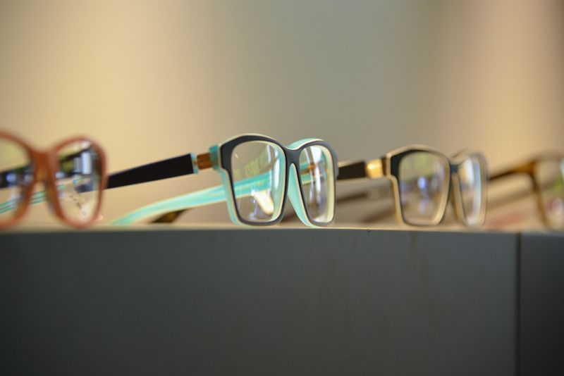 Brillen mit dunkler Fassung