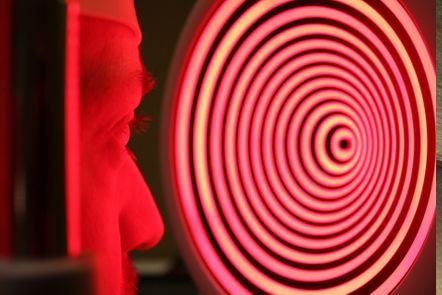 Gerät mit roter Beleuchtung zur Augenanalyse