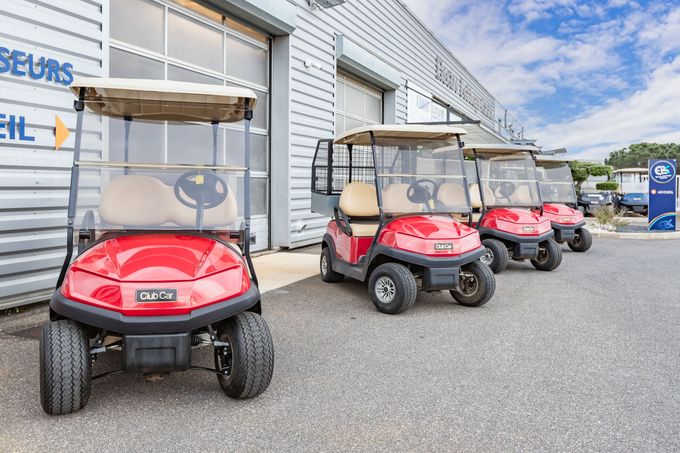 Quatre golfettes rouges.