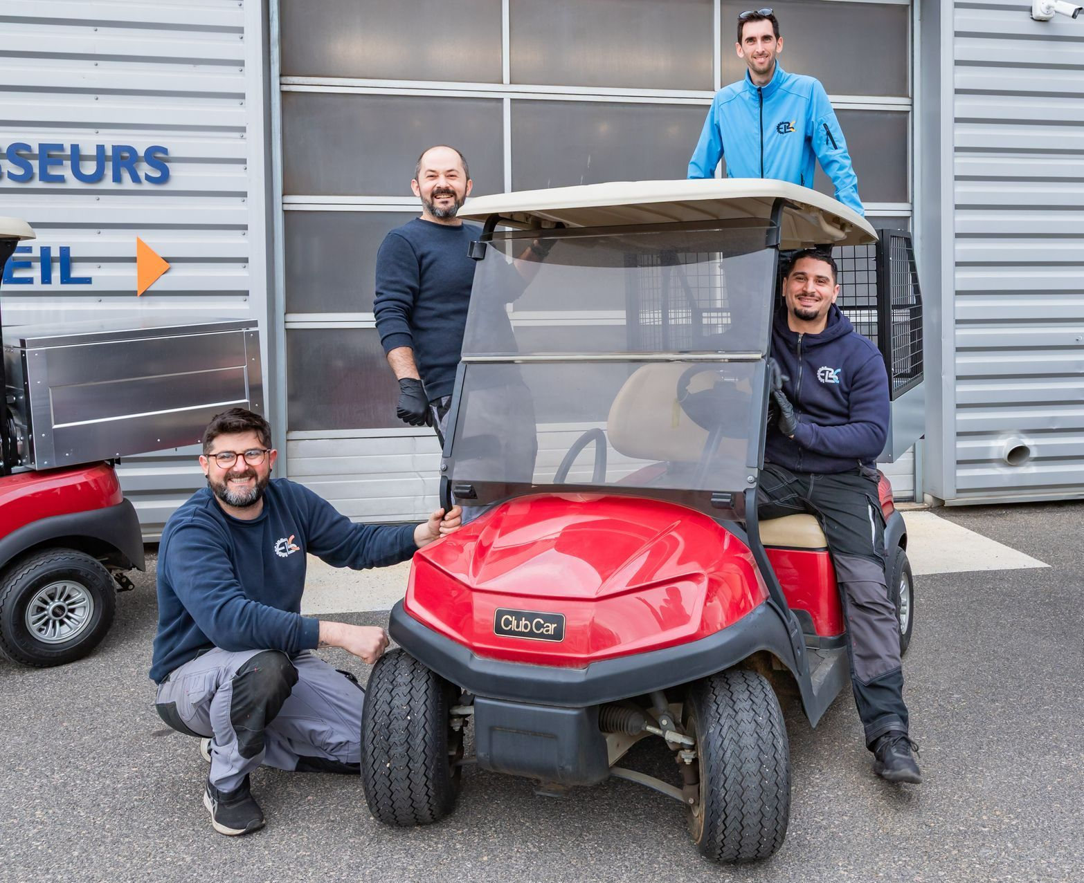 L'équipe d'EBC sur une golfette.