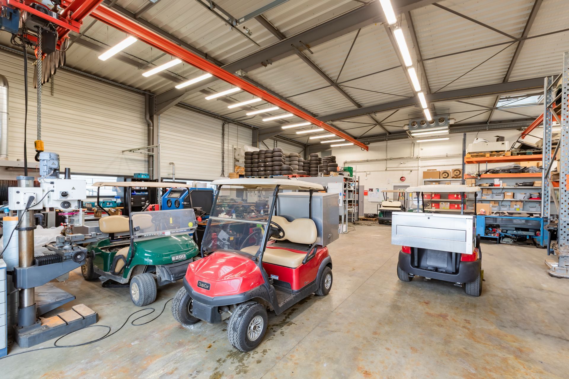 Atelier de réparation avec plusieurs golfettes.