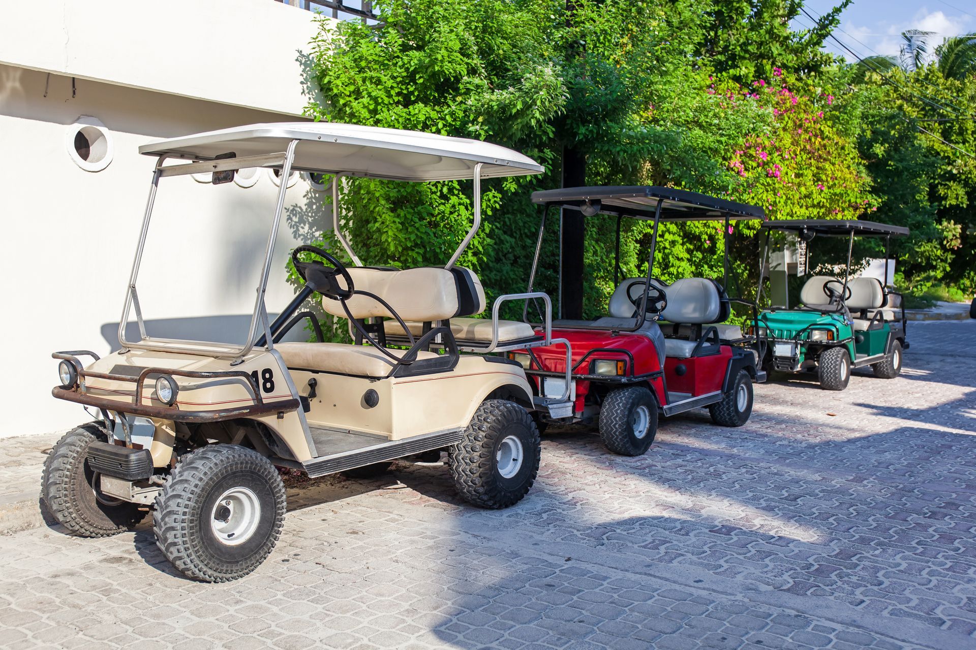 Des golfettes de différentes couleurs.