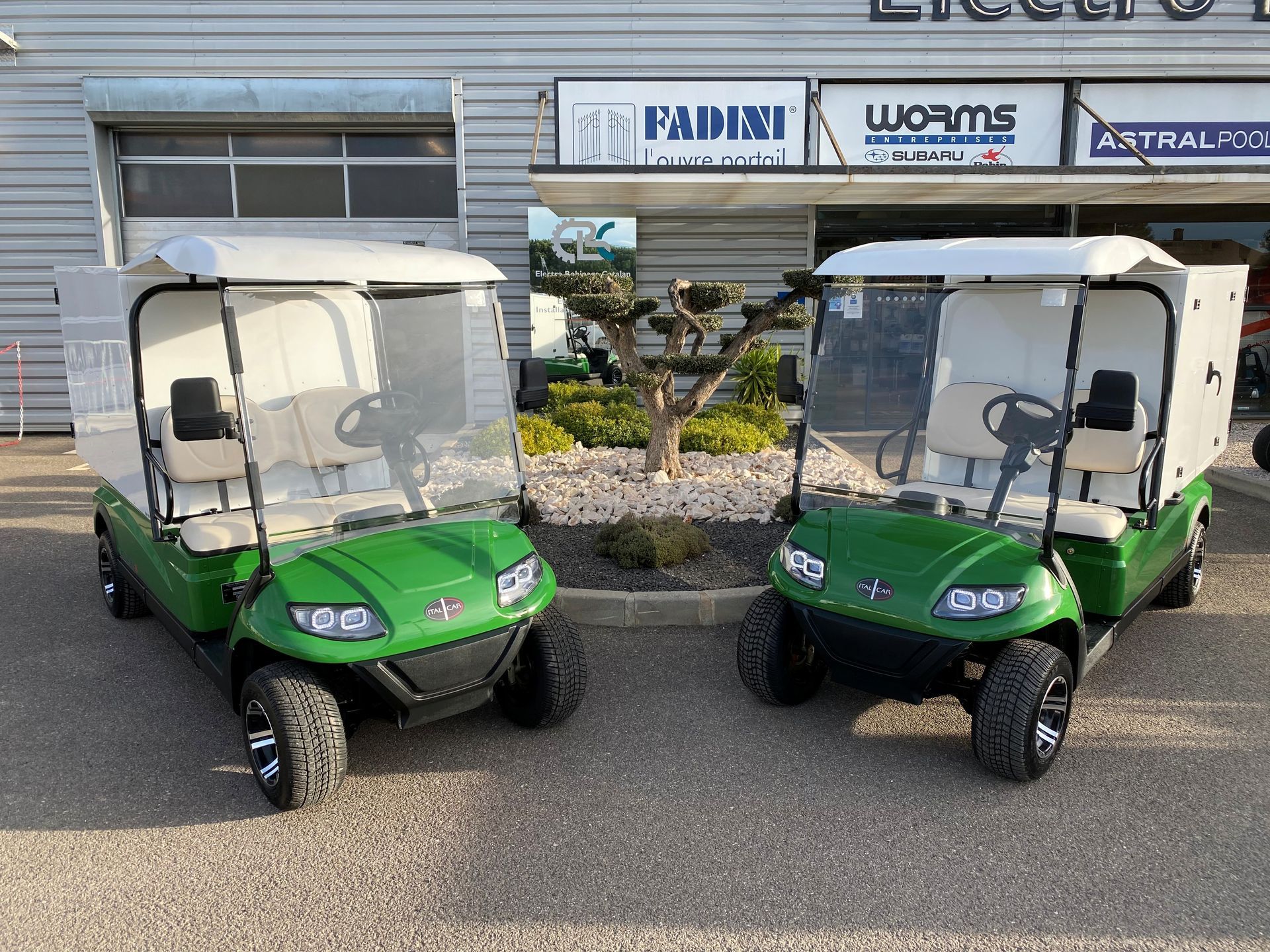 Deux golfettes vertes.