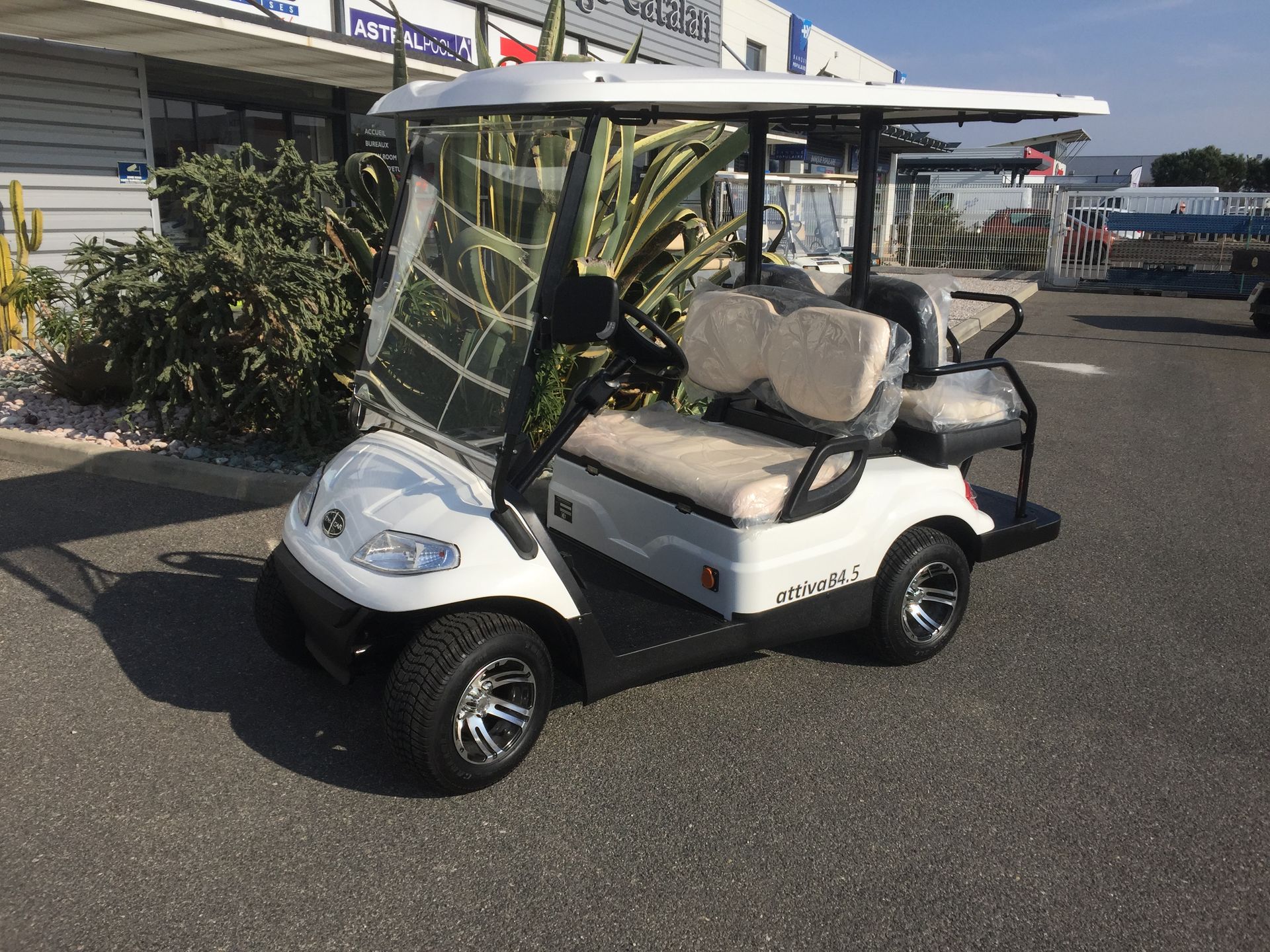 Golfette blanche.