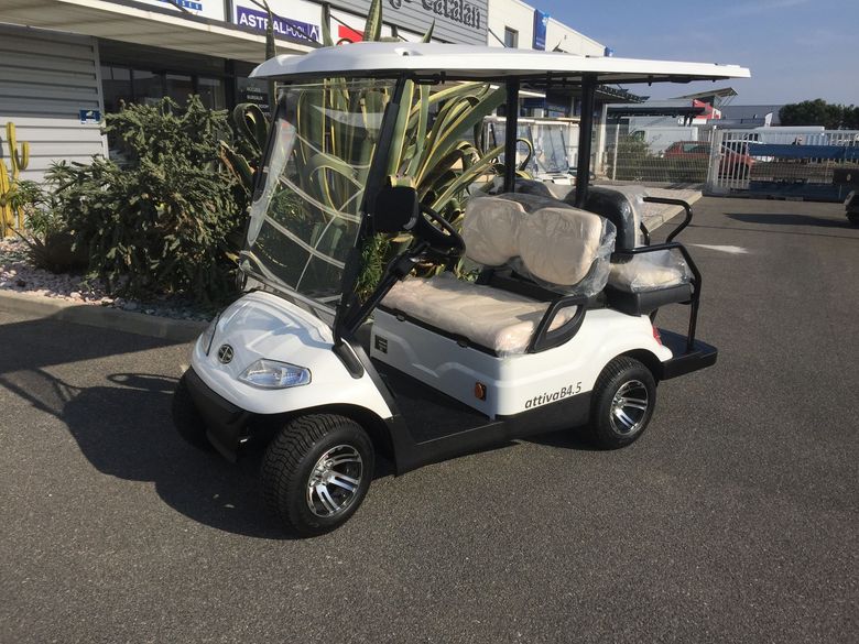 Golfette blanche.