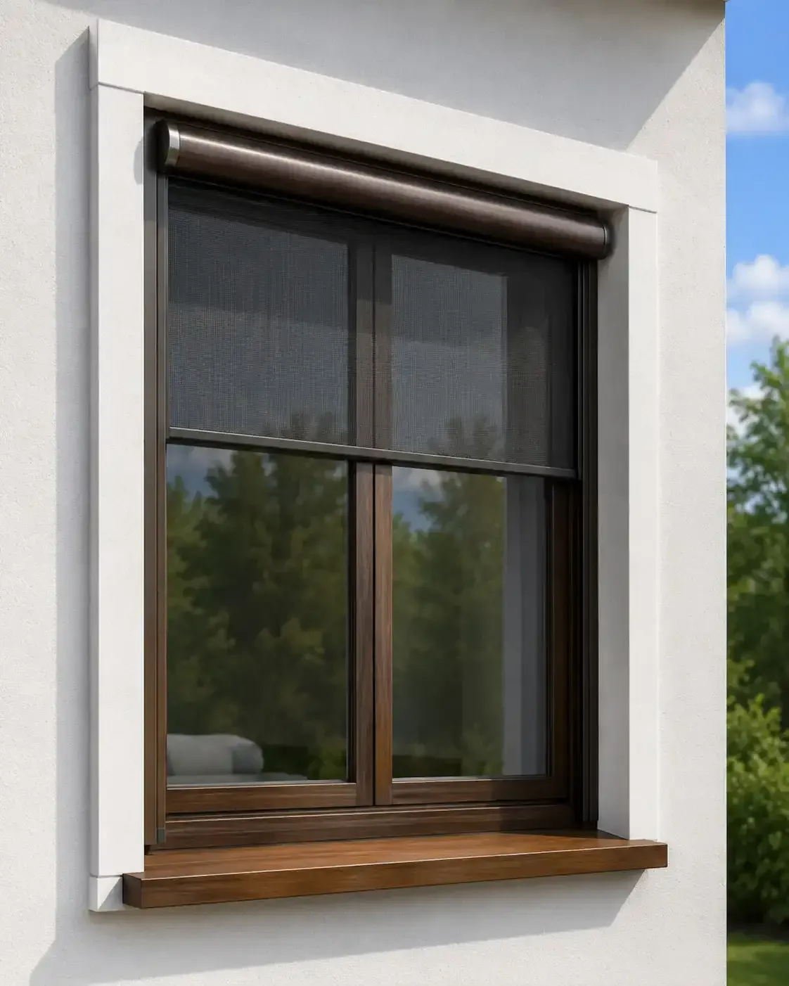 Ventana moderna con marco marrón, persiana enrollable y moldura exterior blanca en la pared de una casa.