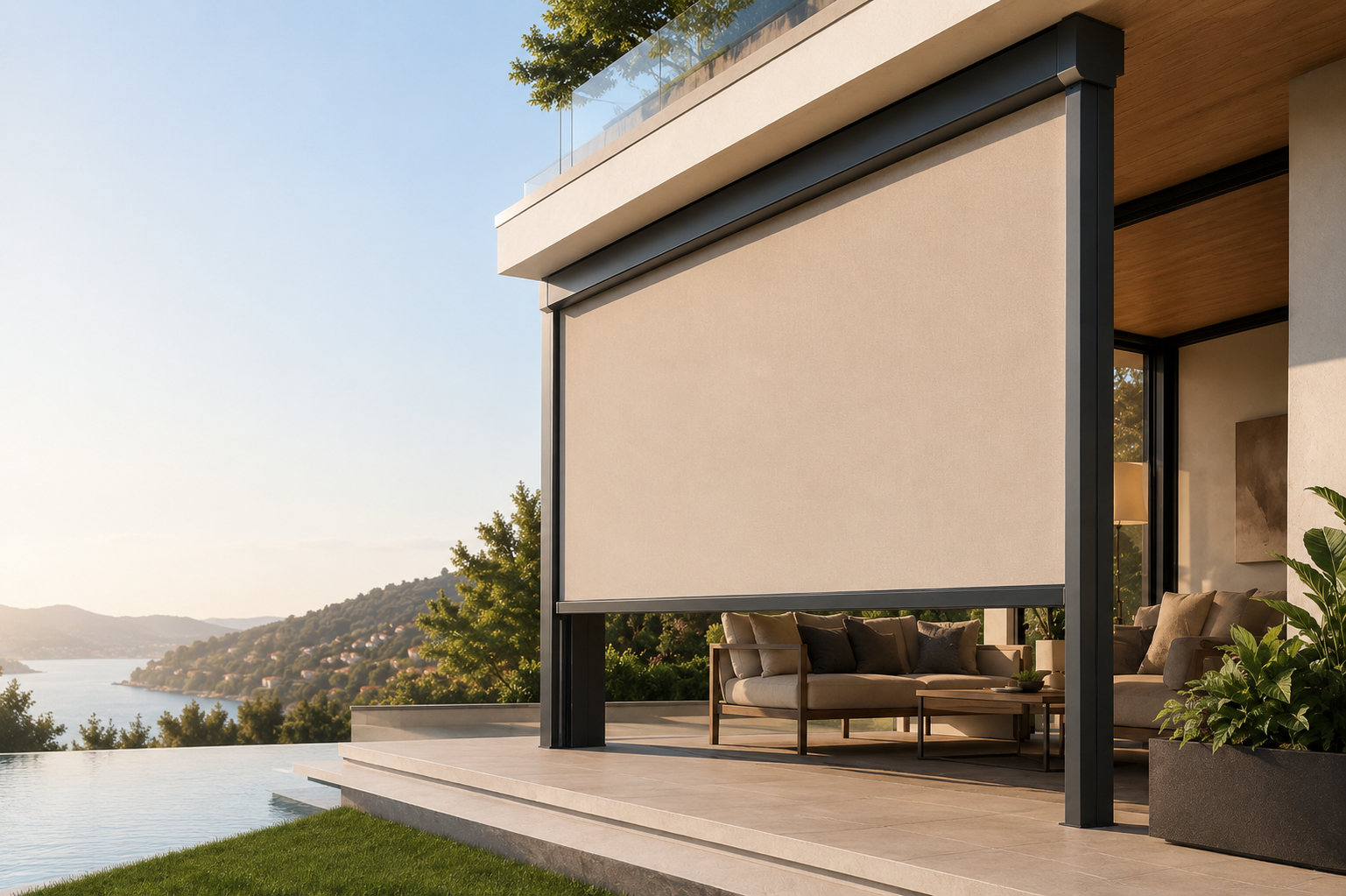 Balcón de apartamento con toldo beige, jardineras y barandilla metálica bañado por la cálida luz del sol.