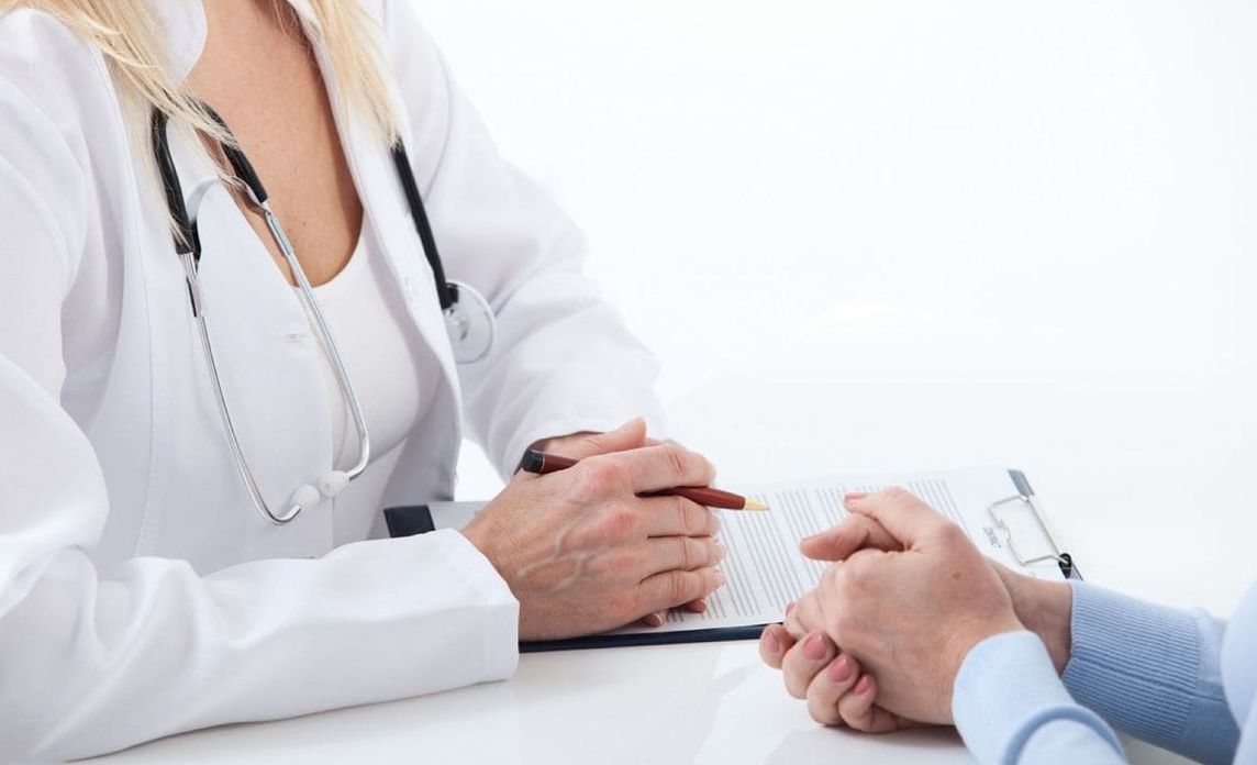 Psicotécnicos Los Reyes doctora hablando con paciente