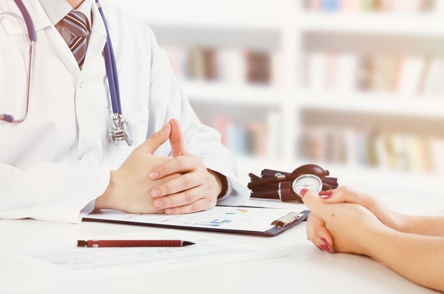Psicotécnicos Los Reyes doctor dando resultados clínicos