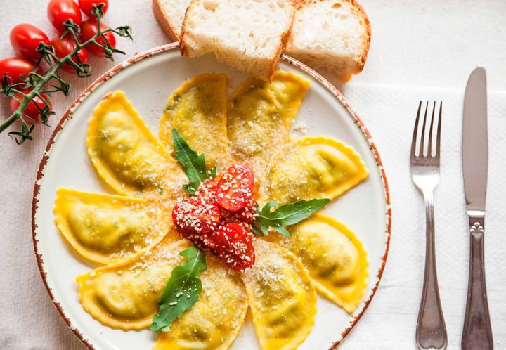 Tortellini Pasta auf einem Teller mit Tomaten darauf