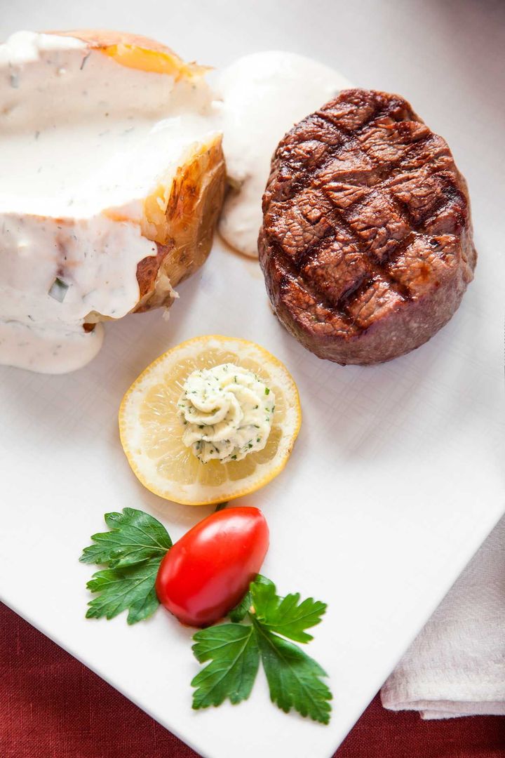 Ein Teller mit Ofenkartoffel und Steak