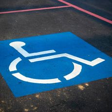 Place de parking pour personne handicapée