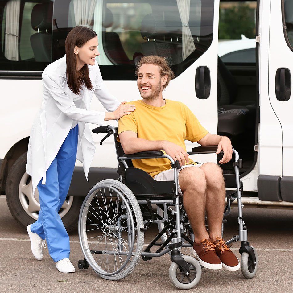 Jeune homme dans un fauteuil roulant discutant avec un membre du personnel medical