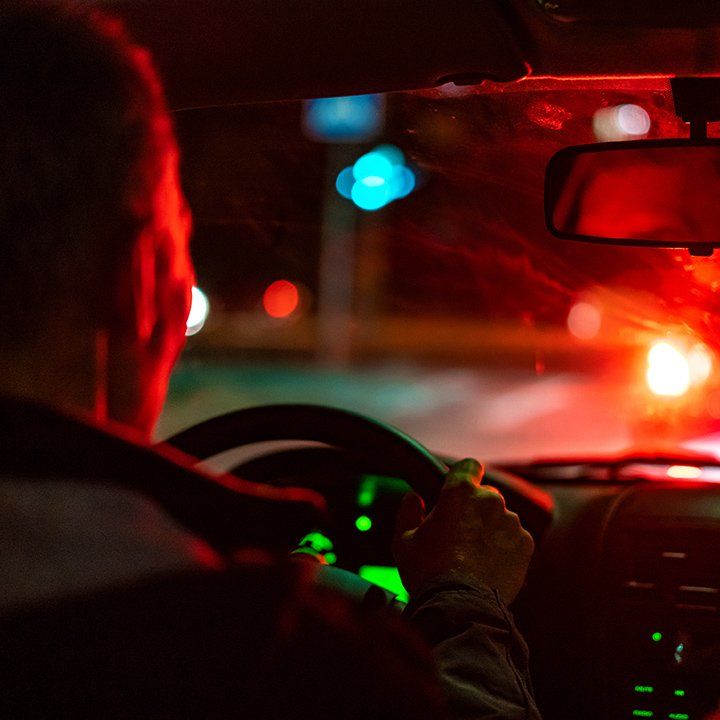 Conducteur au volant d'un véhicule durant la nuit