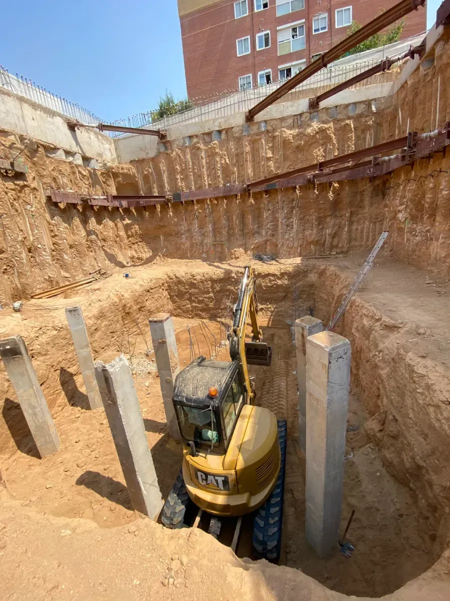 Excavadora trabajando en movimientos de tierra en Toledo
