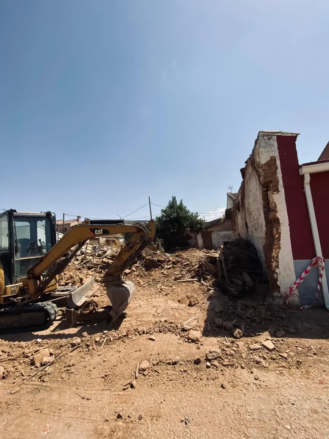 Excavadora realizando demolici&oacute;n controlada