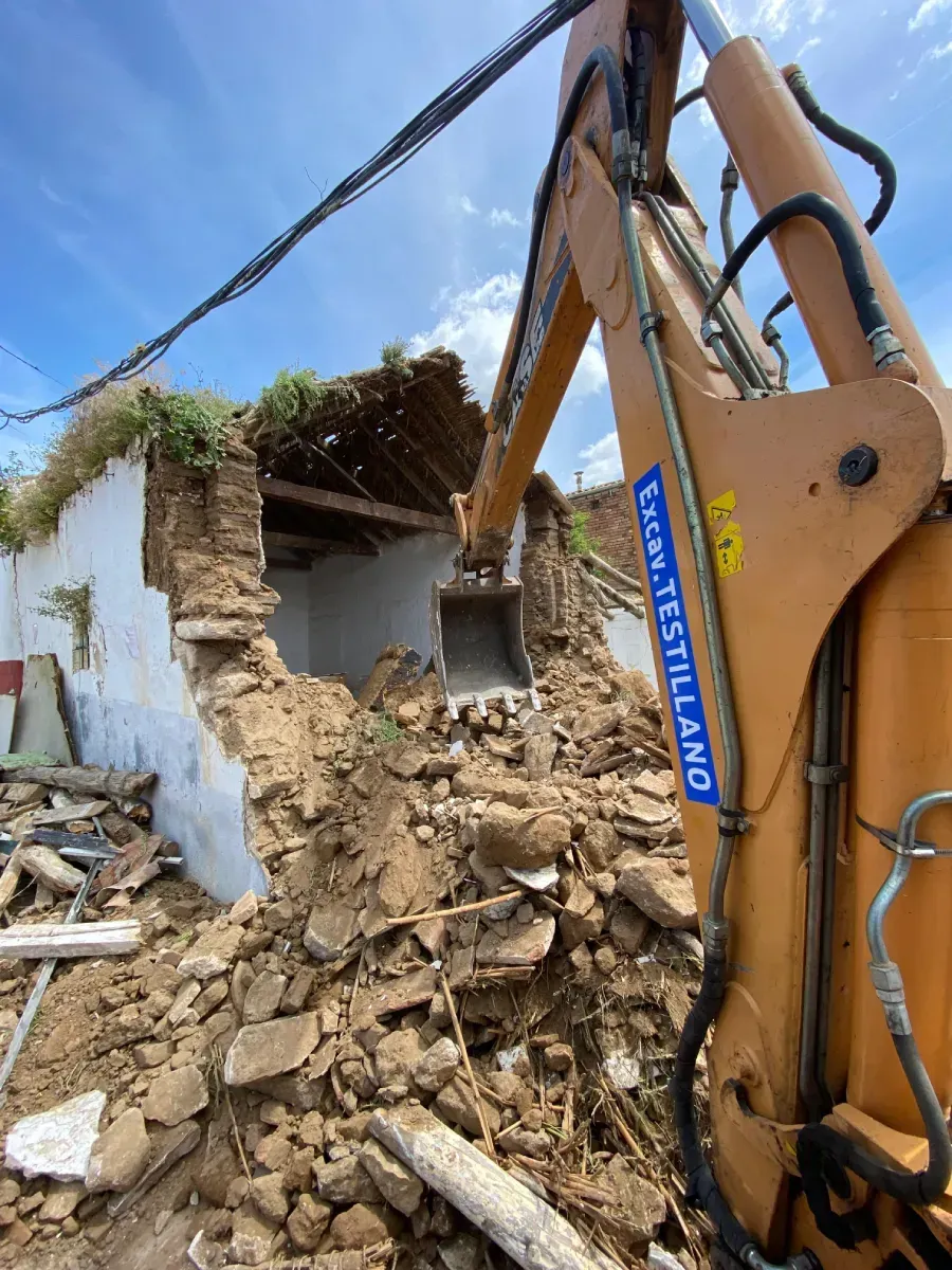 Derribo de vivienda en Toledo con maquinaria pesada