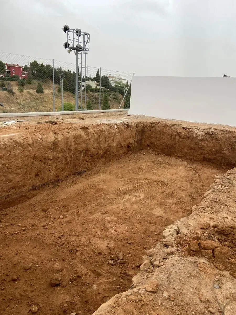 Excavadora trabajando en cimentaci&oacute;n