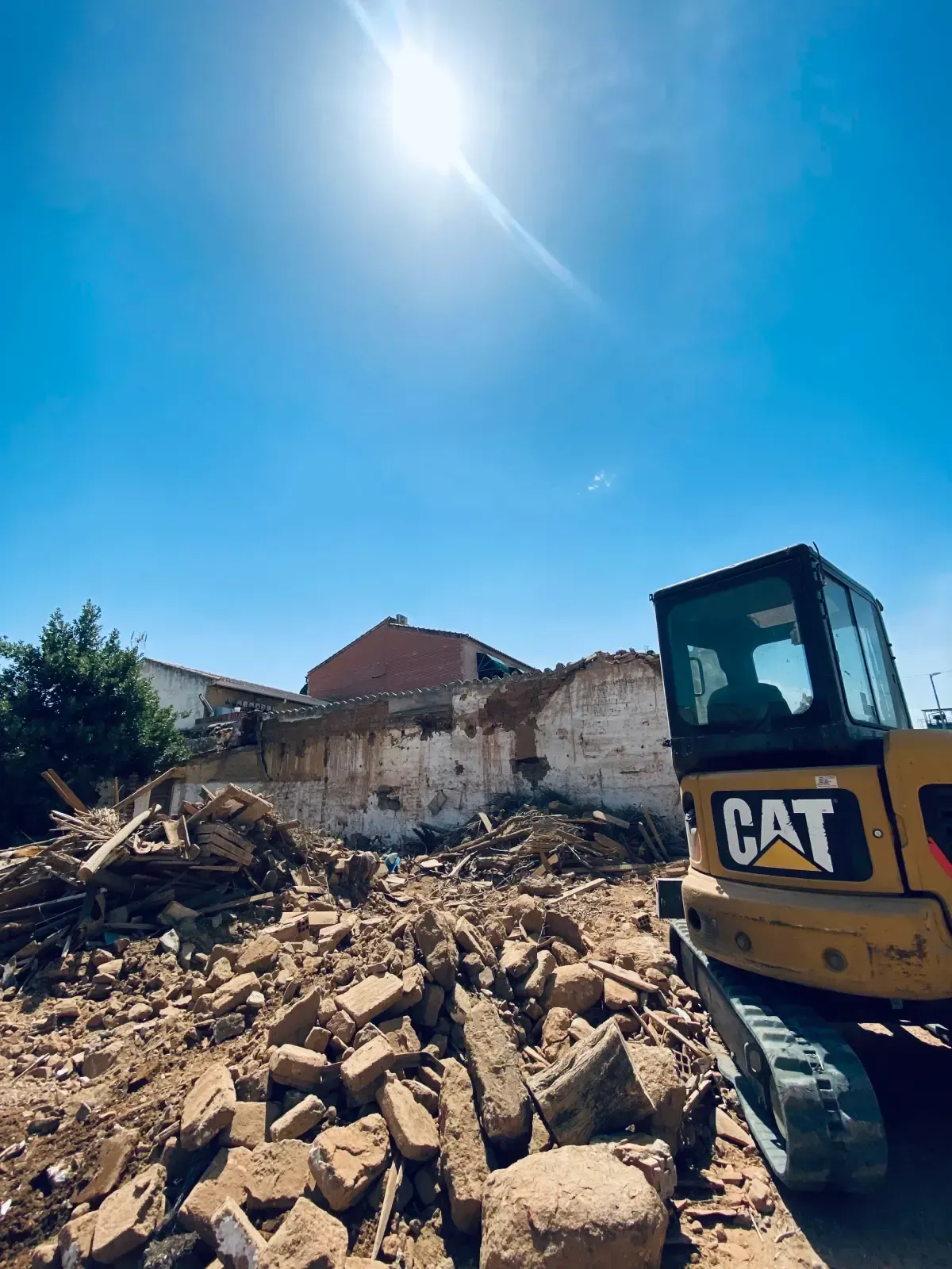 Camión transportando áridos para obra