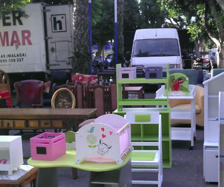 Una camioneta blanca con la palabra mar en ella