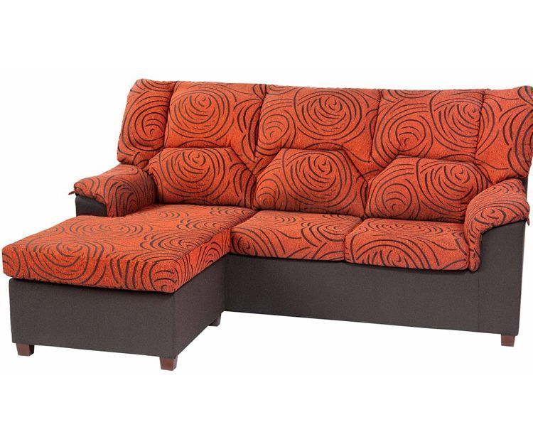 Un sofá modular de color naranja y marrón con una tumbona.