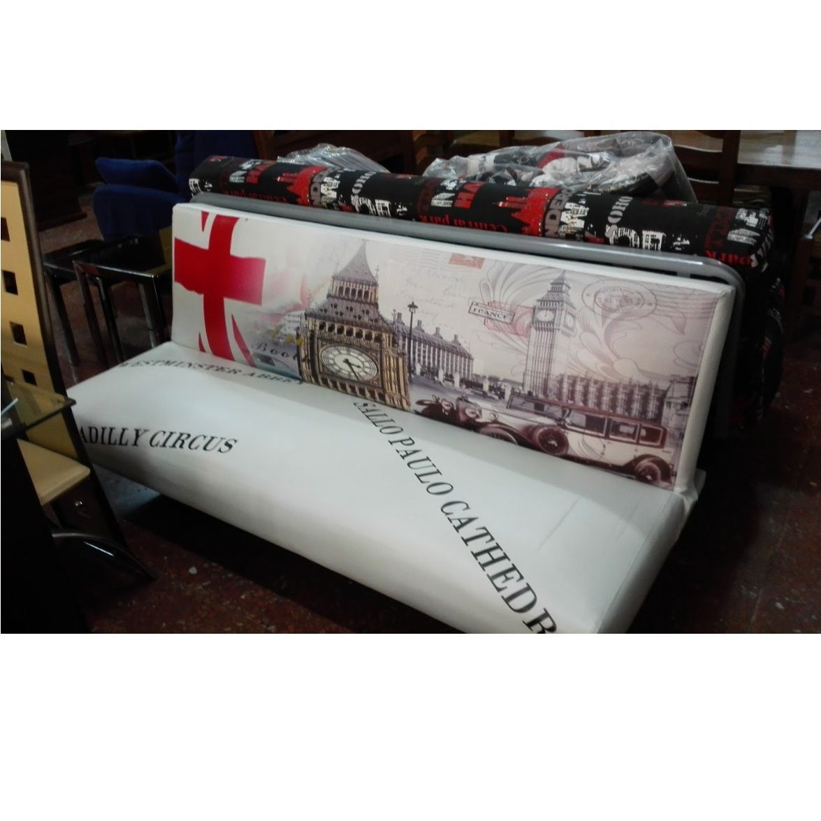 Un sofá con una imagen del Big Ben y una cruz sobre él.