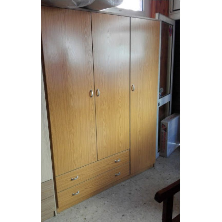 Un gran armario de madera con cajones y puertas en una habitación.