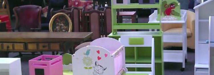 Un montón de muebles infantiles que hemos recogido haciendo el vaciado de pisos en Fuengirola