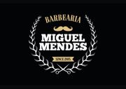 Um logotipo para uma barbearia chamada barbearia miguel mendes
