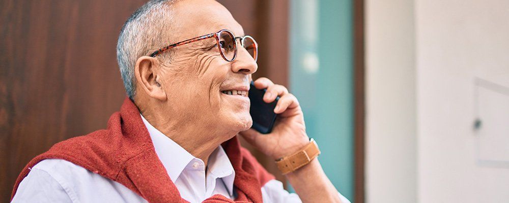 Un homme au téléphone tout sourire