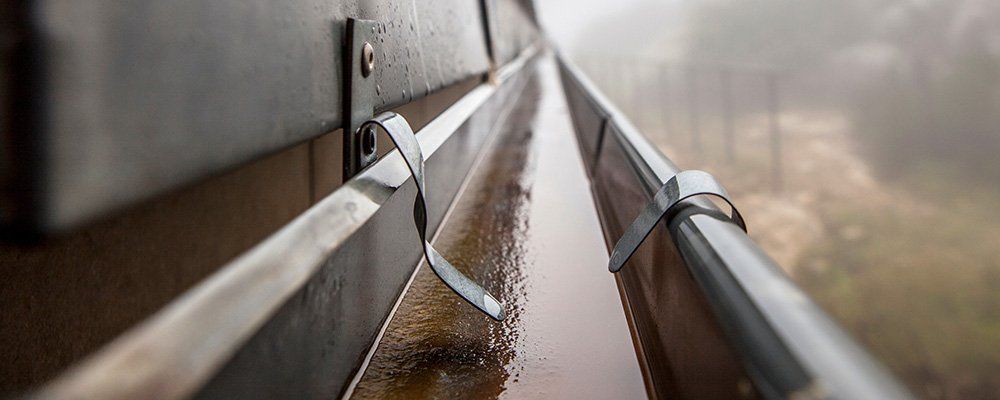 Intérieur d'une longue gouttière par temps de pluie